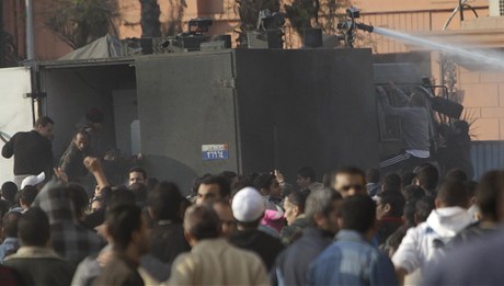 Policie proti demonstrantm zashla vodnm dlem.