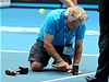 Oprava tenisového kurtu na Australian Open.