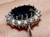 Zásnubní prsten s diamanty a safírem, jaký Kate dostala od Williama po jeho matce, princezn Dian. 