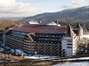 Obrovitý hotel vyrostl na okraji Karpacze na úpatí Snky