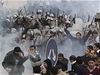 V Káhie demonstranti zapálili sídlo vládní strany. Do ulic vyjely tanky 