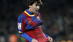 VIDEO: Messi popl mm k narozeninm a dostal dodaten trest