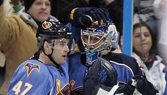 Ond�ej Pavelec p�ijímá gratulace.