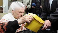 V Kromíi zemela nejstarí obyvatelka eské republiky Marie Smejkalová. Loni v záí oslavila 107 let, zúastnila se i posledních voleb (na snímku). 