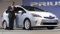 Prezident Akio Toyoda zavádí Prius V stedn-hybridní elektrické vozidlo 