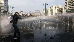 Policie rozhání demonstranty vodními d�ly