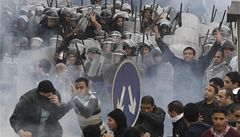 V Káhi�e demonstranti zapálili sídlo vládní strany. Do ulic vyjely tanky 