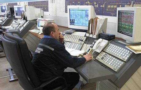 Zamstnanec Gazpromu sleduje provoz na monitoru poítae.