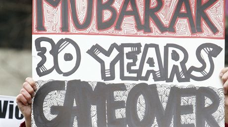 30 let stailo. Lidé poadují demisi prezidenta Husního Mubaraka. 