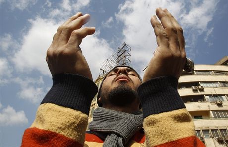 Modlitba uprosted protest na káhirském námstí Tahrír.