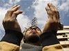 Modlitba uprosted protest na káhirském námstí Tahrír.