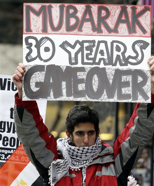 30 let stailo. Lid poaduj demisi prezidenta Husnho Mubaraka. 