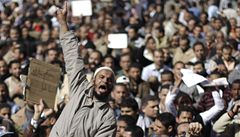 O osudu Egypta rozhodne armda, demonstranti svolali generln stvku