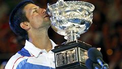Djokovič slaví druhý titul z Australian Open, Murrayho porazil 3:0