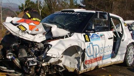 Robert Kubica a jeho zruené auto.