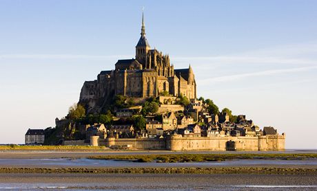 Románsko-gotický kláter Mont-Saint-Michel na pobeí mezi Bretaní a Normandií