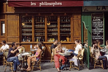 Píjemnou kavárnu Les Philosophes najdete v srdci tvrti Marais (28 Rue Vieille-du-Temple). Proslavená je tomatovým quichem a dortíkem s kávovým likérem. 