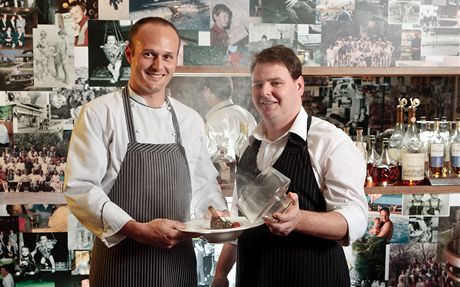 Majitel restaurace Titus Eli (fkucha, vlevo) a Jan Turek jsou kadodenn ptomni a obklopili se skvlmi spolupracovnky.