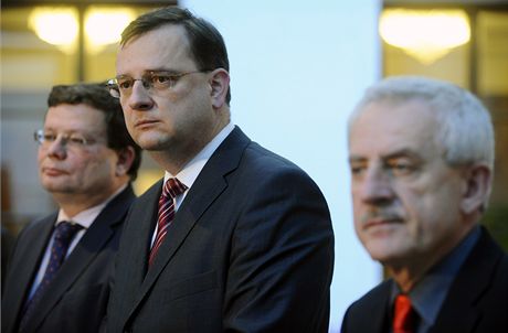 Zleva ministr obrany Alexandr Vondra, premiér Petr Neas a ministr zdravotnictví Leo Heger.