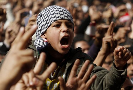 Chlapec na námstí Tahrír s davem provolává slogany vyzývající k odstoupení egyptského preziodenta.