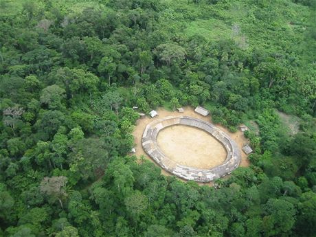 Vesnice kmene Yanomami skrytá v amazonském pralese.