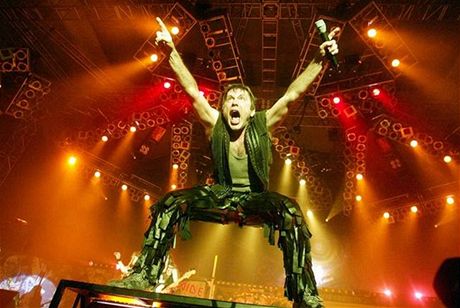 Zpvák metalové kapely Iron Maiden, Bruce Dickinson.