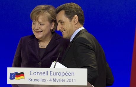 Angela Merkelová a Nicolas Sarkozy pedstavují sporný pakt