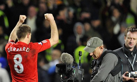 Steven Gerrard se raduje.