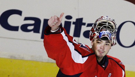 Michal Neuvirth v akci.