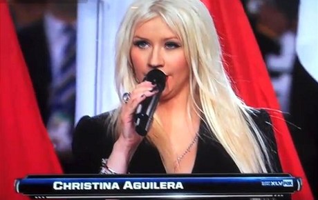 Christina Aguilera při Super Bowlu.