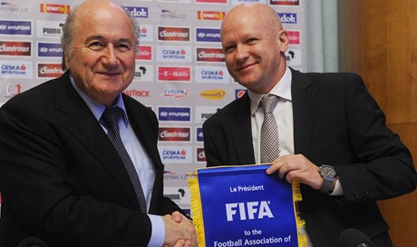 Sepp Blatter a Ivan Hašek.