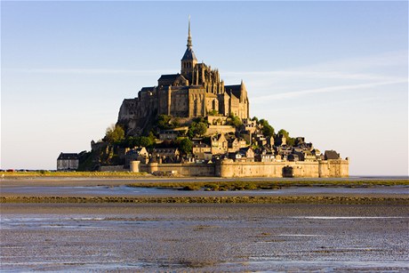 Románsko-gotický kláter Mont-Saint-Michel na pobeí mezi Bretaní a Normandií