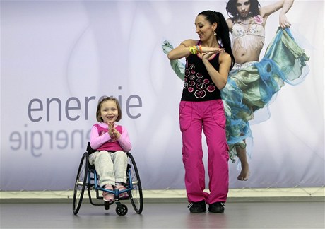 Marie Vaněčková a pětiletá Mariánka tančí Zumbu
