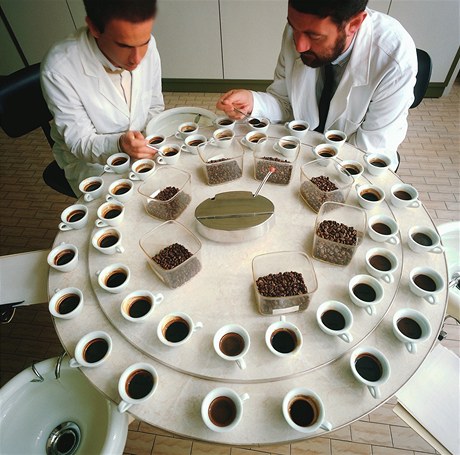 V pražírnách se káva degustuje pokaždé, když dorazí nová dodávka zelených bobů. Pro zaměstnance je to denní chleba.