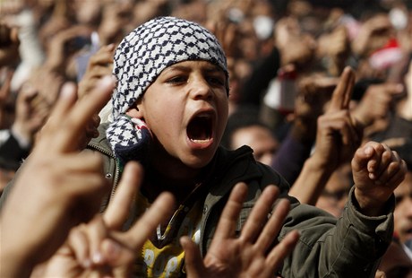 Chlapec na námstí Tahrír s davem provolává slogany vyzývající k odstoupení egyptského preziodenta.