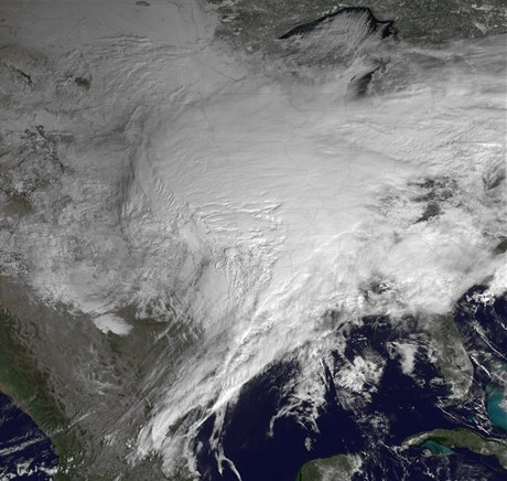 Na USA se val snhov boue (meteorologick snmek v 10:45 EST)