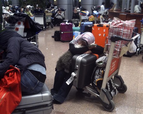Turisté spící na káhirském letišti