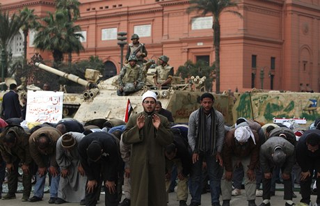 Demonstranti se modlí na námstí Tahrír