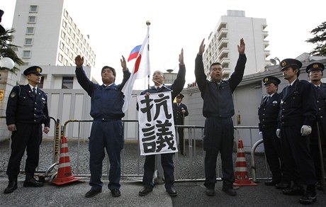 Japonci protestovali ped ruským velvyslanectvím v Tokiu