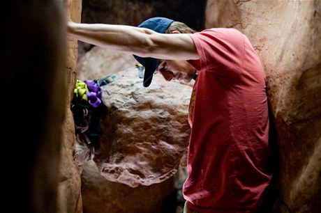  Pipendlen ke stn. Skutený píbh horolezce Arona Ralstona v podání Jamese Franca 