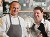 Majitelé restaurace Titus Eliáš (šéfkuchař, vlevo) a Jan Turek jsou každodenně přítomni a obklopili se skvělými spolupracovníky.