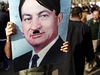 Mubarak jako Hitler. Demonstrant drí upravenou fotku prezidenta