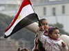 Dti s egyptskou vlajkou na jednom z tank v ulicích Káhiry