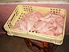 Naporcované vepové maso pipravené k odvozu.