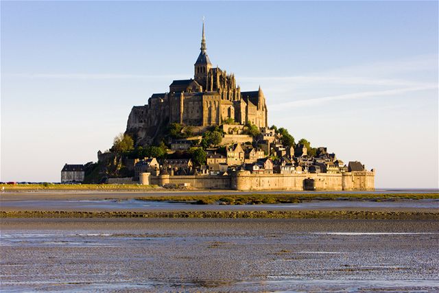 Klášteru Mont-Saint-Michel hrozí vyškrtnutí z UNESCO. Kvůli větrníkům |  Cestování | Lidovky.cz