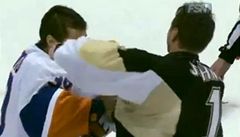 VIDEO: Bitka brank v NHL. Splnil si sen a soka sundal. Piel ale o nulu