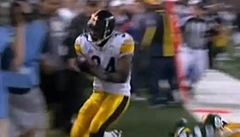 Rashard Mendenhall sráí kameramana.