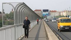 Nuselský most má získat efektivnější ochranu proti skokům sebevrahů. | na serveru Lidovky.cz | aktuální zprávy