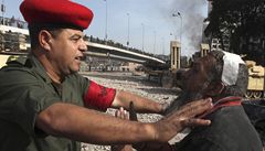 Bitevn pole v Khie: Agresivn Mubarakovy stoupence krot armda