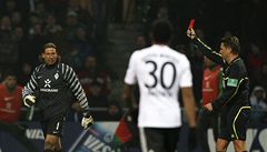 Gólman Werderu Brémy Tim Wiese si vyslou�il za likvida�ní kug fu faul �ervenou kartu
